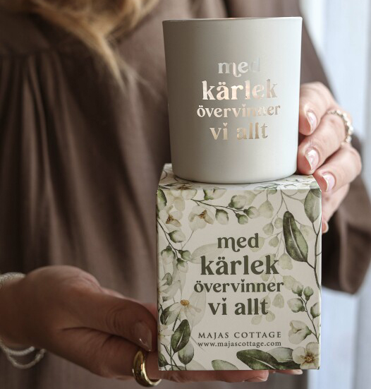 Ljuslykta Med kärlek övervinner vi allt, från Majas lyktor säljs till förmån för Barncancerfonden