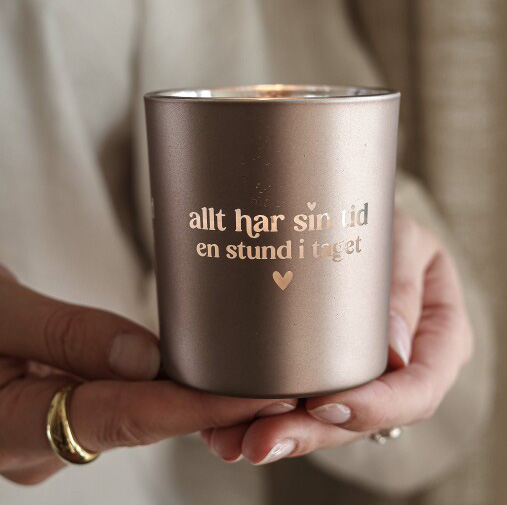 Ljuslykta Allt har din tid från Majas lyktor säljs till förmån för Suicide Zero