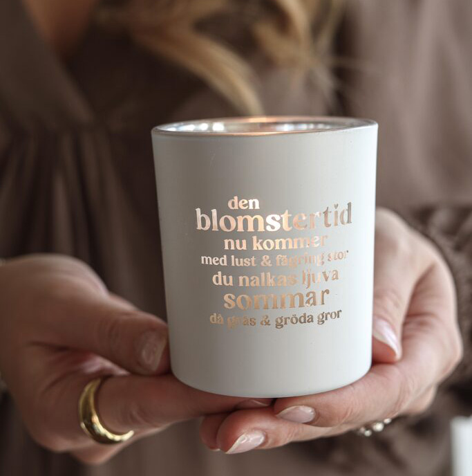 Ljuslykta Den blomstertid nu kommer, från Majas lyktor säljs till förmån för Barncancerfonden