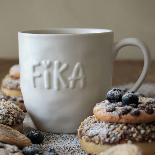 Jumbomugg Kärlek & Fika från Majas lyktor säljs till förmån för Barncancerfonden