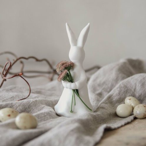 Bunny holding (Kanin som kan hålla blommor), från Majas lyktor säljs till förmån för Barncancerfonden