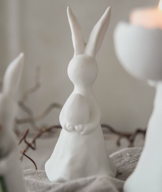 Bunny with egg (Kanin som håller i ett ägg), från Majas lyktor säljs till förmån för Barncancerfonden