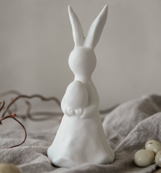 Bunny with egg (Kanin som håller i ett ägg), från Majas lyktor säljs till förmån för Barncancerfonden