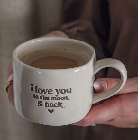 Mugg I love you to the moon från Majas lyktor säljs till förmån för Barncancerfonden