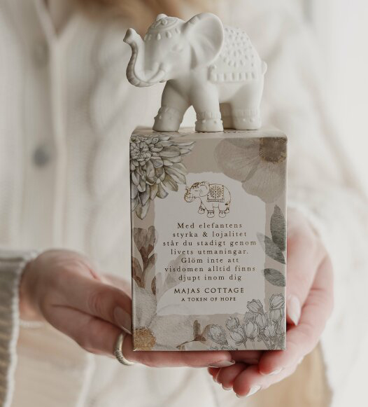 Token/Lyckofigur Elefant i gåvobox från Majas lyktor säljs till förmån för Barncancerfonden