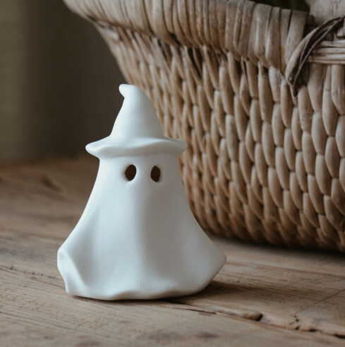 Ghost Spökdekoration m hatt, från Majas lyktor säljs till förmån för Barncancerfonden