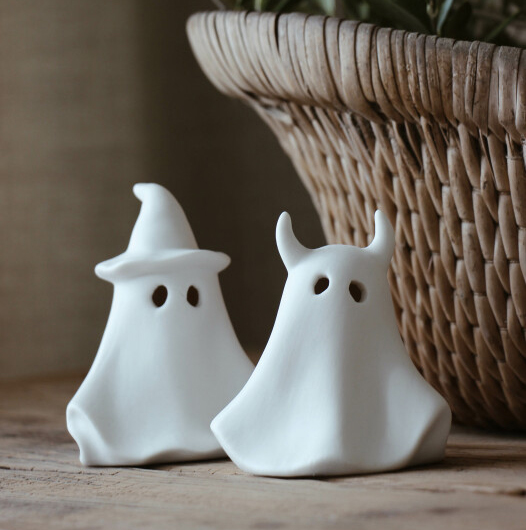 Ghost Spökdekoration m hatt, från Majas lyktor säljs till förmån för Barncancerfonden