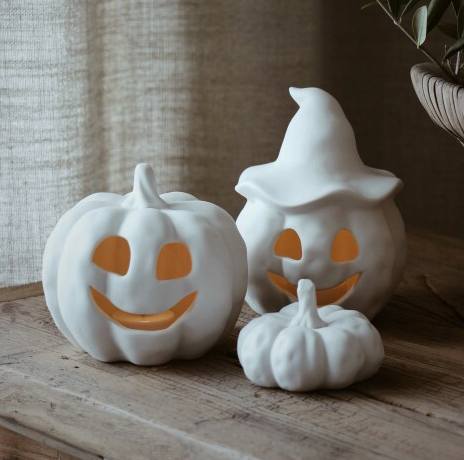 Happy Pumpkin m hatt, ljuslykta för LED-ljus 2025, från Majas lyktor säljs till förmån för Barncancerfonden