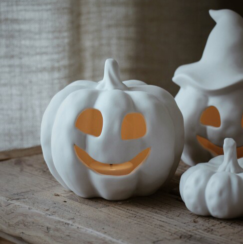 Happy Pumpkin, ljuslykta för LED-ljus 2025, från Majas lyktor säljs till förmån för Barncancerfonden