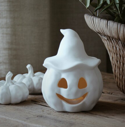 Happy Pumpkin m hatt, ljuslykta för LED-ljus 2025, från Majas lyktor säljs till förmån för Barncancerfonden