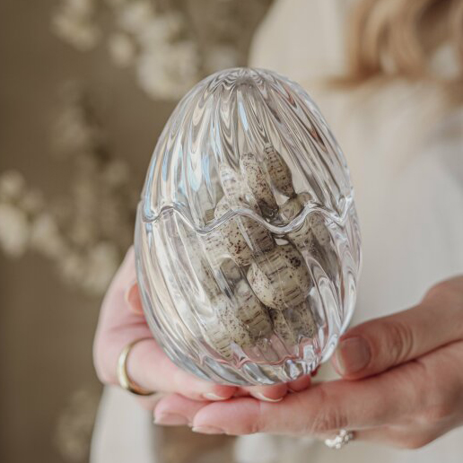 Glasburk Ägg, från Majas lyktor säljs till förmån för Barncancerfonden