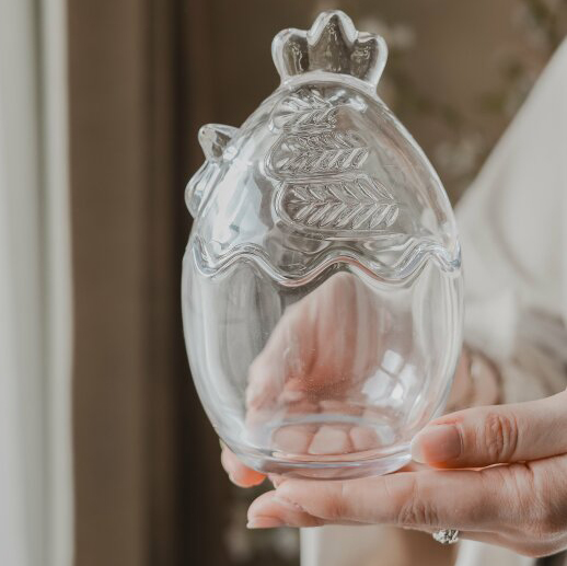 Glasburk Höna, från Majas lyktor säljs till förmån för Barncancerfonden