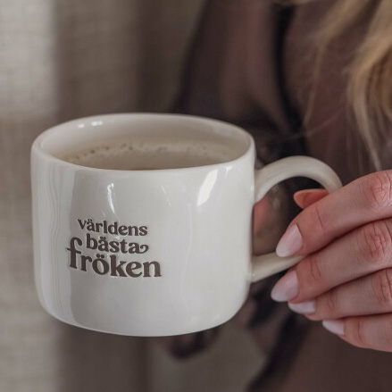 Mugg Världens Bästa Fröken från Majas lyktor säljs till förmån för Barncancerfonden