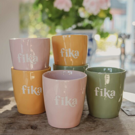 Mugg Fika, grön från Majas lyktor säljs till förmån för Barncancerfonden
