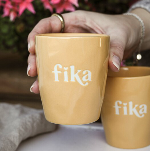Mugg Fika, ockra från Majas lyktor säljs till förmån för Barncancerfonden