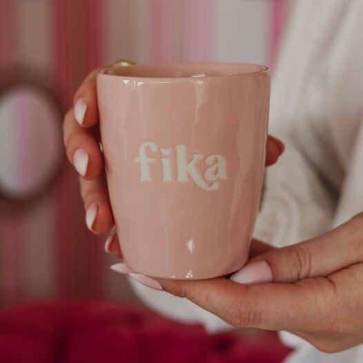 Mugg Fika, rosa från Majas lyktor säljs till förmån för Barncancerfonden