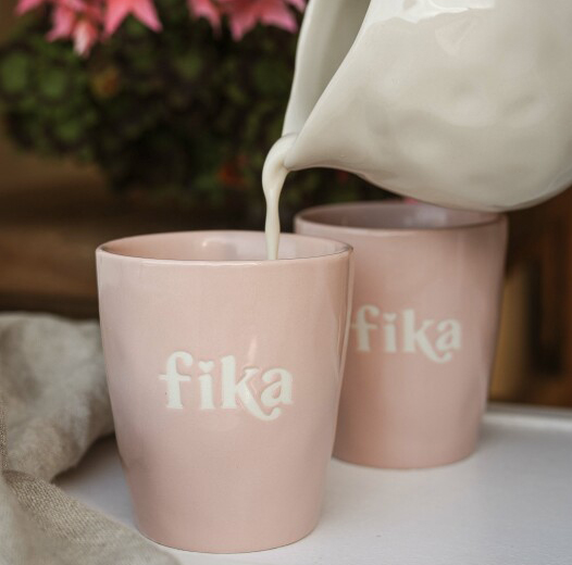 Mugg Fika, rosa från Majas lyktor säljs till förmån för Barncancerfonden