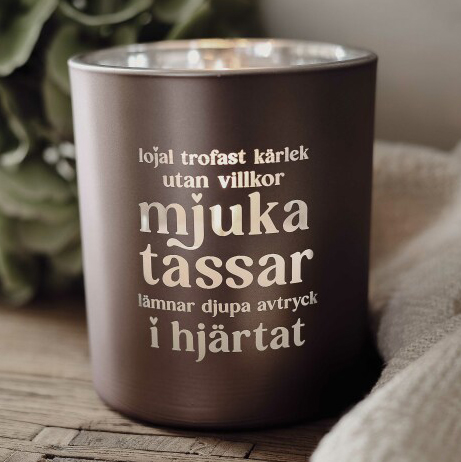 Ljuslykta Mjuka Tassar, från Majas lyktor säljs till förmån för Barncancerfonden