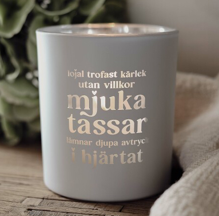 Ljuslykta Mjuka Tassar, från Majas lyktor säljs till förmån för Barncancerfonden