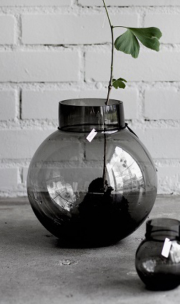 Rund glasvas, rökgrå - Ernst Kirchsteiger