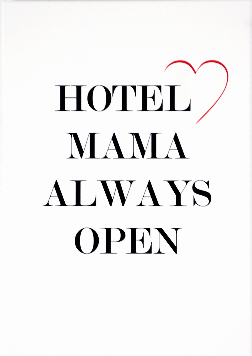 Skylt Hotel Mama always open