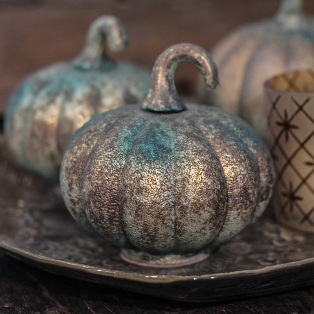 Rustic Pumpkin (dekorationspumpa), från Majas lyktor säljs till förmån för Barncancerfonden