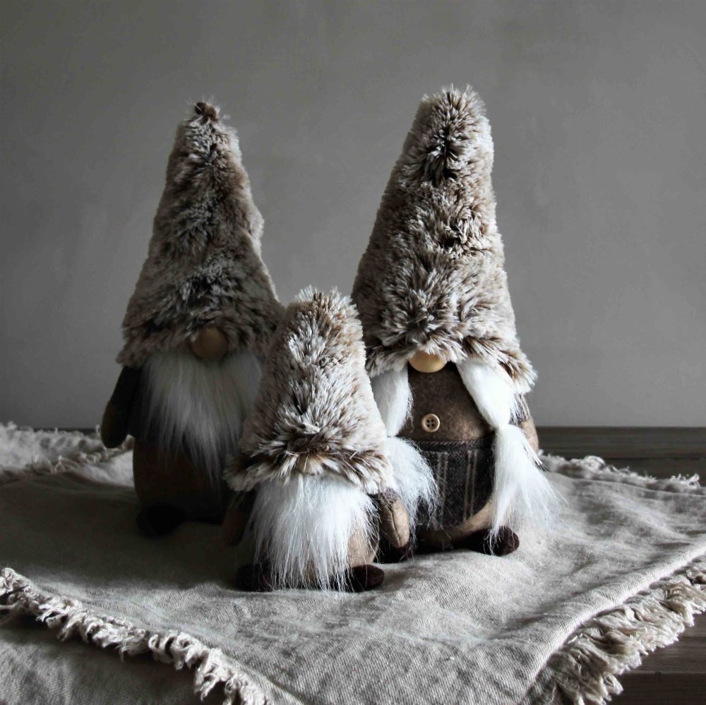 Tomte Cozy Santa Tiny, 16cm, frn Majas lyktor sljs till frmn fr Barncancerfonden