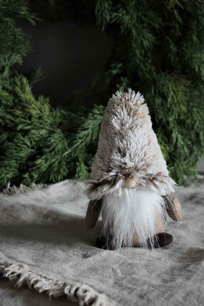 Tomte Cozy Santa Tiny, 16cm, frn Majas lyktor sljs till frmn fr Barncancerfonden