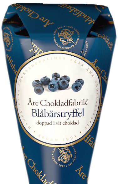 Blåbärstryffel doppad i vit choklad förpackad i en dekorativ strut, från Åre Chokladfabrik