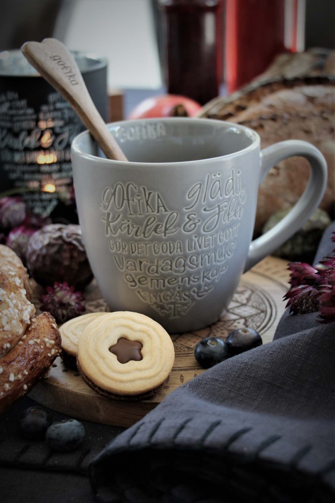 Mugg Kärlek & Fika från Majas lyktor säljs till förmån för Barncancerfonden