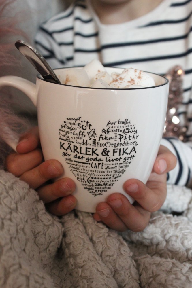 Mugg Kärlek & Fika från Majas lyktor säljs till förmån för Barncancerfonden
