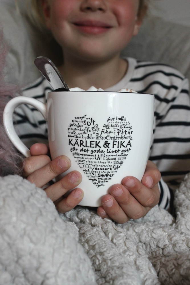 Mugg Kärlek & Fika från Majas lyktor säljs till förmån för Barncancerfonden