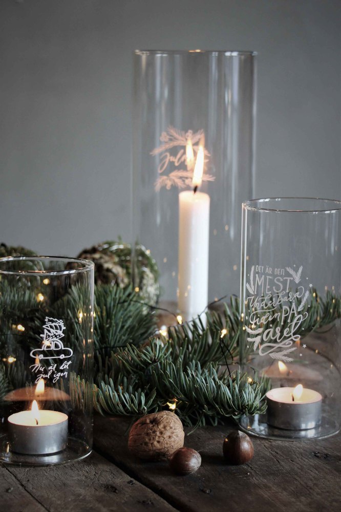 Ljuslykta Nu är det jul igen (klarglas) från Majas lyktor säljs till förmån för Barncancerfonden