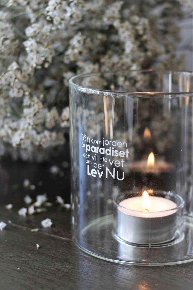 Ljuslykta Tänk om jorden är paradiset (klarglas) från Majas lyktor säljs till förmån för Barncancerfonden