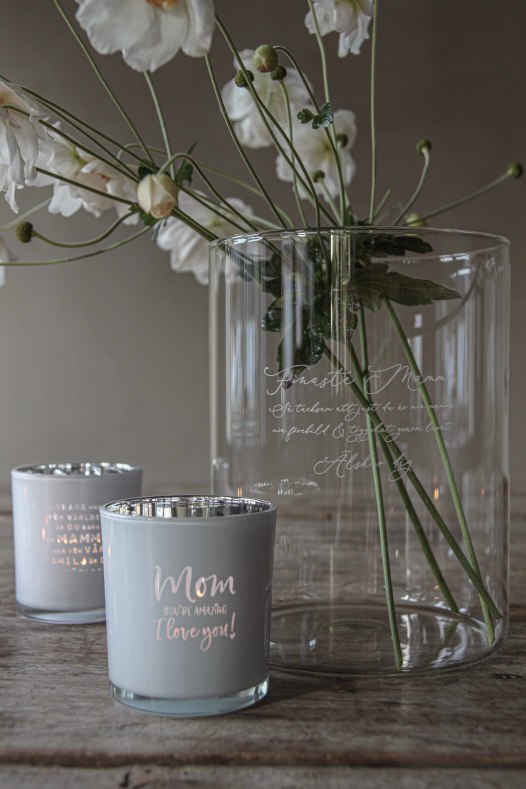 Ljuslykta Mom you're amazing, klarglas, från Majas lyktor säljs till förmån för Barncancerfonden