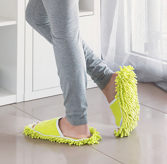 Mopp-Tofflor är ett smart sätt att städa! Trä på fötterna och gå runt i hemmet för ett skinande rent golv