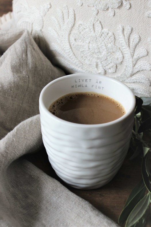 Mugg Livet är himla fint från Majas lyktor säljs till förmån för Barncancerfonden