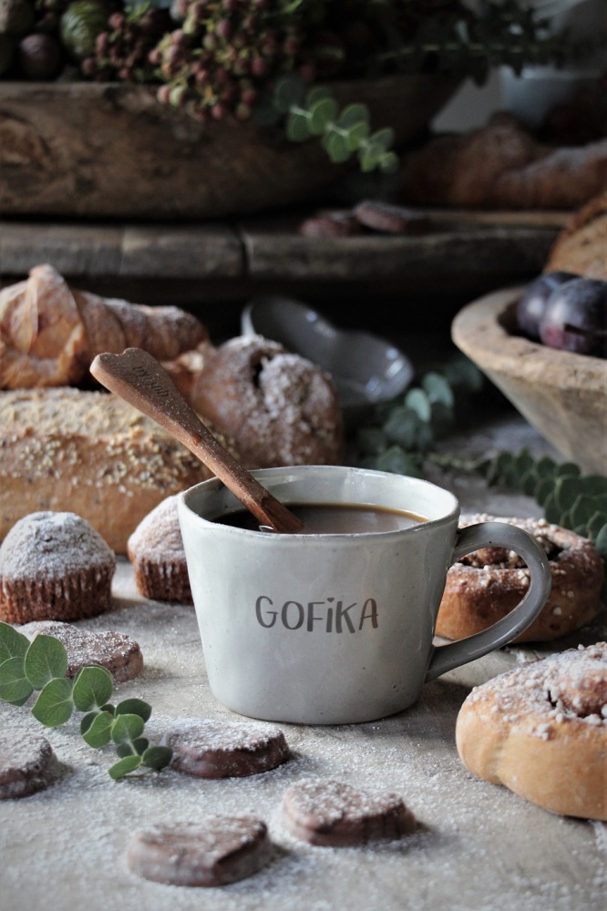 Mugg Gofika (med handtag) från Majas lyktor säljs till förmån för Barncancerfonden