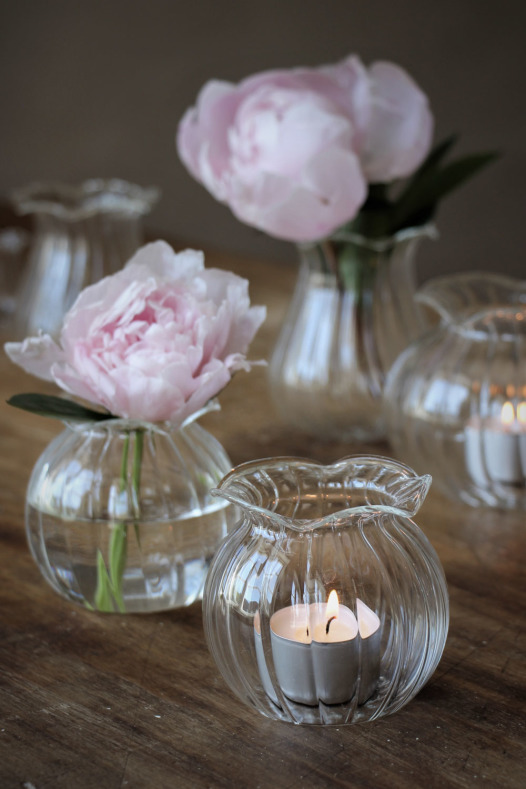 Glasvas Peony, rund från Majas lyktor säljs till förmån för Barncancerfonden