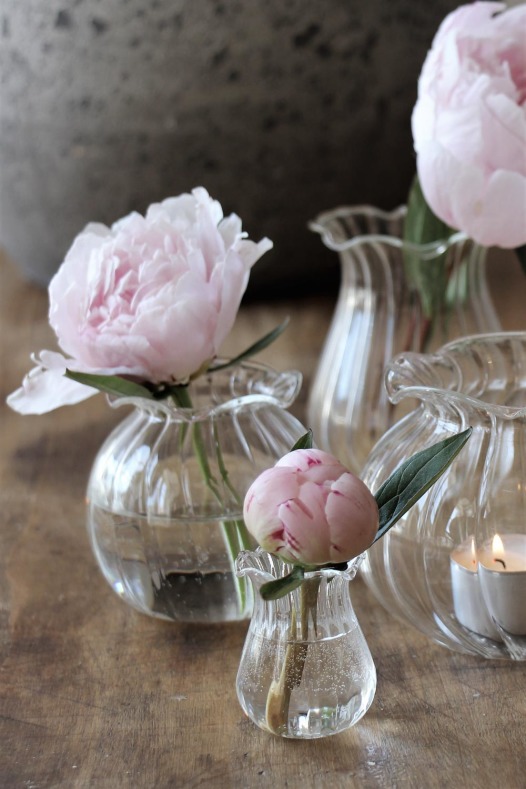 Glasvas Peony, rund frn Majas lyktor sljs till frmn fr Barncancerfonden