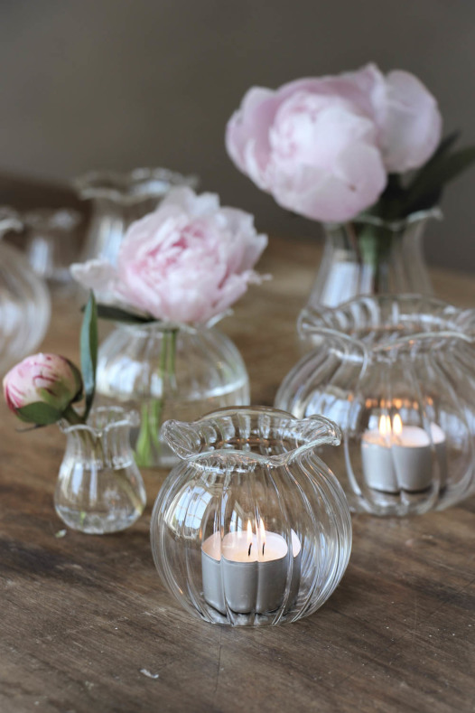 Glasvas Peony, rund från Majas lyktor säljs till förmån för Barncancerfonden