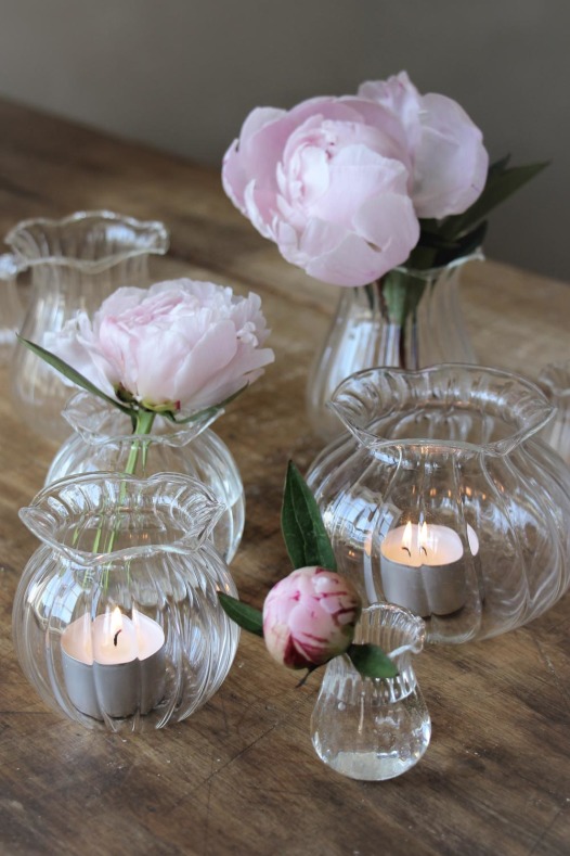 Glasvas Peony, rund från Majas lyktor säljs till förmån för Barncancerfonden
