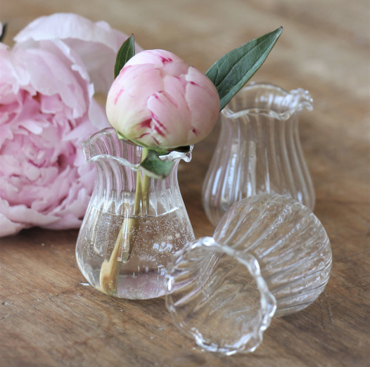 Glasvas Peony från Majas lyktor säljs till förmån för Barncancerfonden