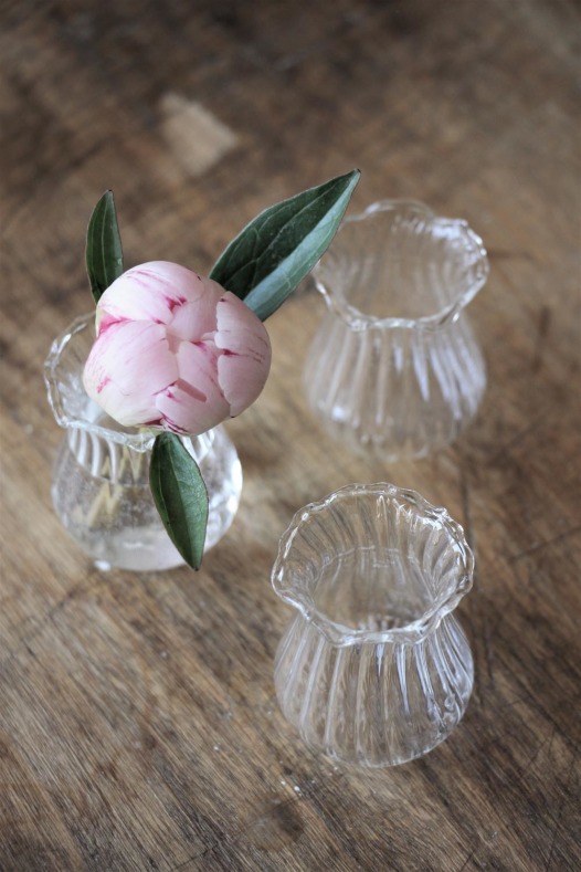 Glasvas Peony från Majas lyktor säljs till förmån för Barncancerfonden