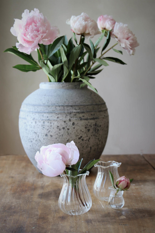 Glasvas Peony från Majas lyktor säljs till förmån för Barncancerfonden