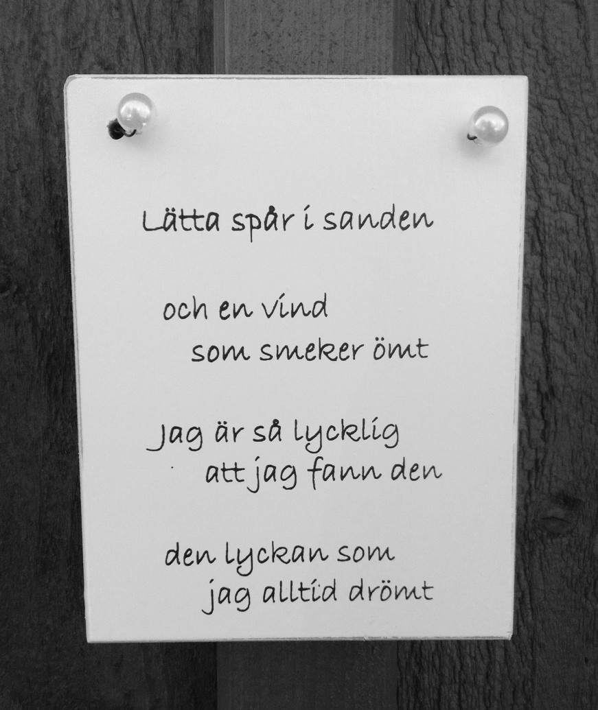 Skylt med texten, Lätta spår i sanden...