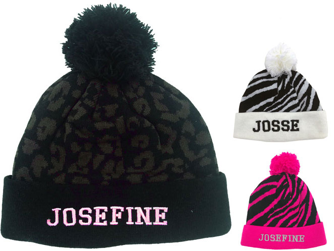 Mössa beanie pom pom med valfri broderad text (Vit Zebra) • Pryloteket