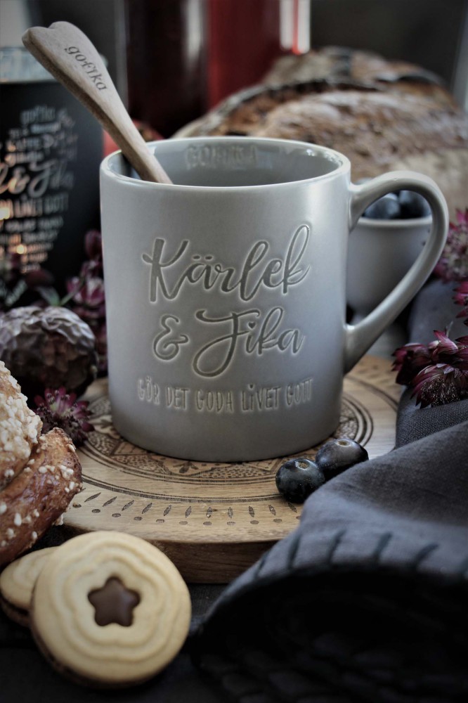 Mugg Kärlek & Fika från Majas lyktor säljs till förmån för Barncancerfonden