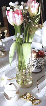 St dekorationspinne i formen av en fjril som kan sttas i vasen eller planteringen